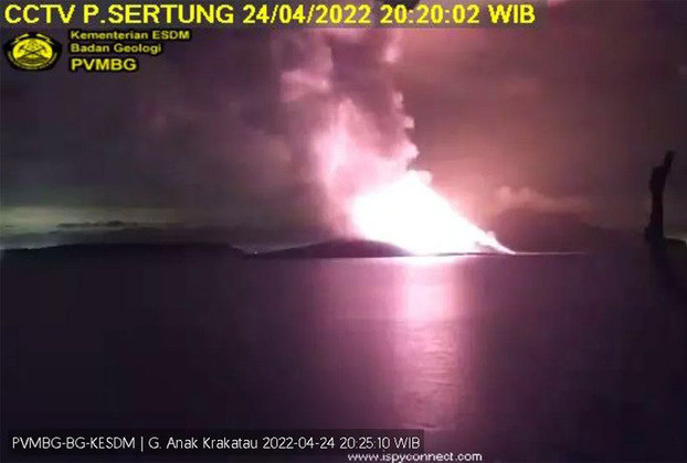 Em 24/4 deste ano, o Anak Krakatoa (Filho de Krakatoa) lançou uma nuvem de cinzas vulcânicas a mais de 3 km no céu. Autoridades emitiram alerta e moradores tomaram as precauções. 