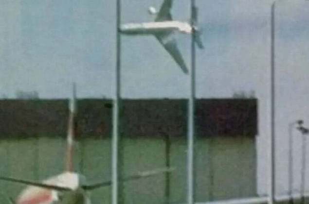 Em 25/5/1979, o avião decolou de Chicago com destino à Califórnia. Mas caiu um minuto depois num campo adjacente ao aeroporto. A foto mostra o avião caindo, com motor esquerdo perdido e fluido hidráulico vazando. 