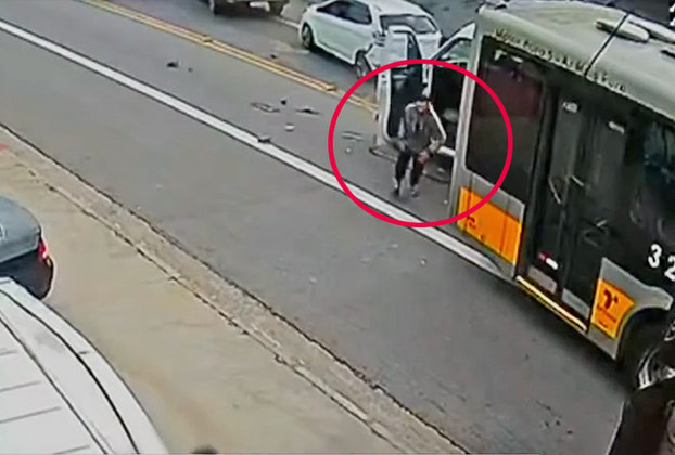 Em 27/4 deste ano (2023), um bandido que fugia numa van, em São Paulo, ficou com o veículo entalado entre dois ônibus e saiu correndo a pé. 