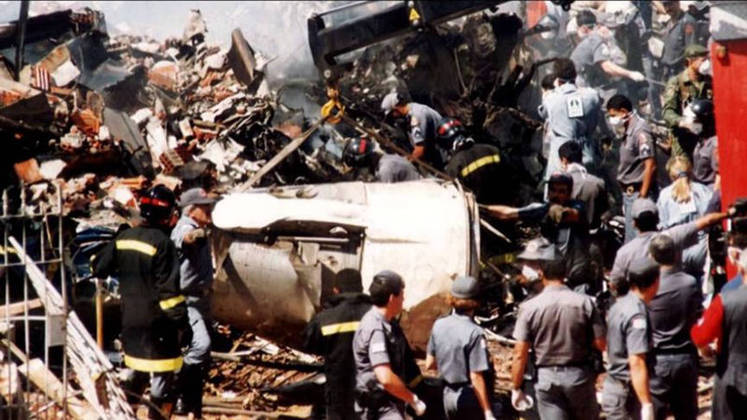 Em 31/10/1996, um Fokker 100 da TAM caiu na Rua Luís Orsini, em Jabaquara, São Paulo, matando 99 pessoas: todos os 96 passageiros e tripulantes, além de três pessoas no solo. O avião tinha saído de Caxias do Sul (RS) e ia para Recife, com escalas em Curitiba, São Paulo e Rio de Janeiro. 