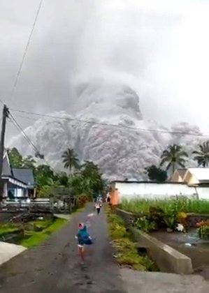 Em 4/12/2021, o vulcão Semeru, na Ilha de Java, entrou em erupção causando a morte de 14 pessoas e deixando 56 feridas. 
