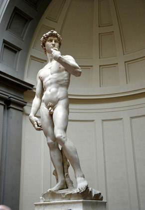 Em 8 de setembro de 1504, a estátua de David, esculpida por Michelangelo, foi exibida pela primeira vez. Dá pra imaginar o assombro das pessoas ao verem obra tão perfeita, em frente ao Palazzo della Signoria, sede do governo de Florença na época..