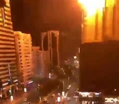Em 8/2/2022, uma explosão de cilindro de gás causou incêndio num prédio em Abu Dhabi, nos Emirados Árabes Unidos. Por sorte, ninguém se feriu.