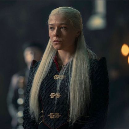 Em “A Casa do Dragão” o foco está nos últimos momentos da dinastia Targaryen, a família que ficou mais tempo no poder em toda a história dos sete reinos. 