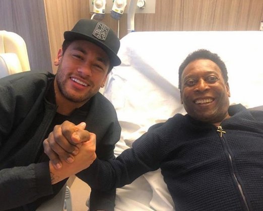  Em abril, Pelé voltou a ser internado durante viagem à França. Ele teve uma infecção urinária e fez tratamento em um hospital em Paris, onde recebeu a visita de Neymar.