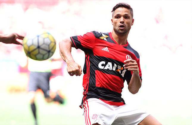 Em agosto de 2016, a estreia do camisa 35 com o Manto não poderia ser melhor: foi titular e marcou um gol na vitória por 2 a 1 sobre o Grêmio, pelo Brasileirão, no Mané Garrincha. Atualmente, Diego soma 44 gols pelo Flamengo.