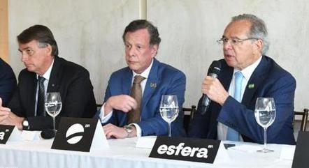 Paulo Guedes, ministro da Economia (à direita)
