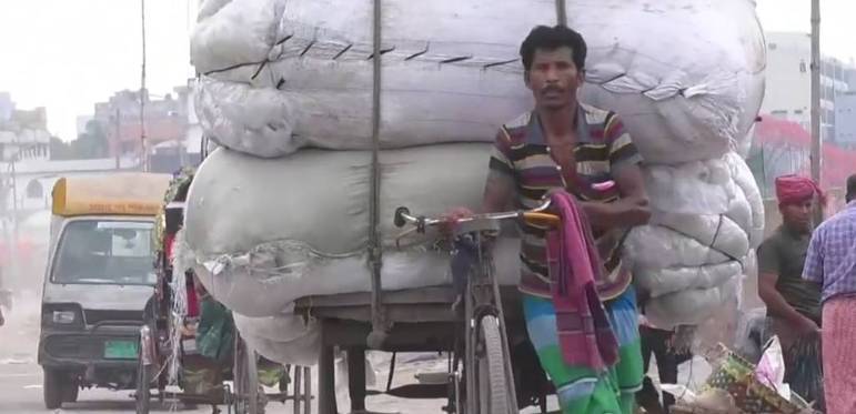 Em Bangladesh, as temperaturas também estão muito elevadas, com risco para os trabalhadores. É preciso tentar se refrescar com frequência para aguentar o impacto do calor no organismo. 