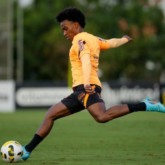 Meia Willian finaliza em treino do Corinthians no CT Joaquim Grava