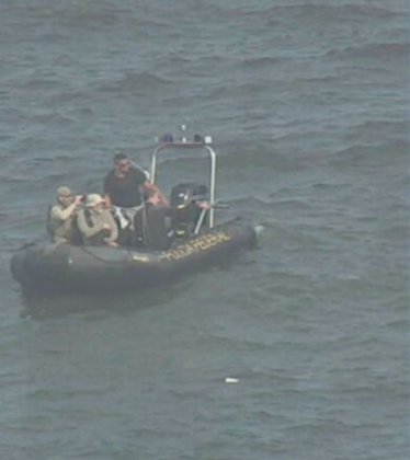 Em botes, os policiais foram até as embarcações nos dois portos para a apreensão das drogas. 