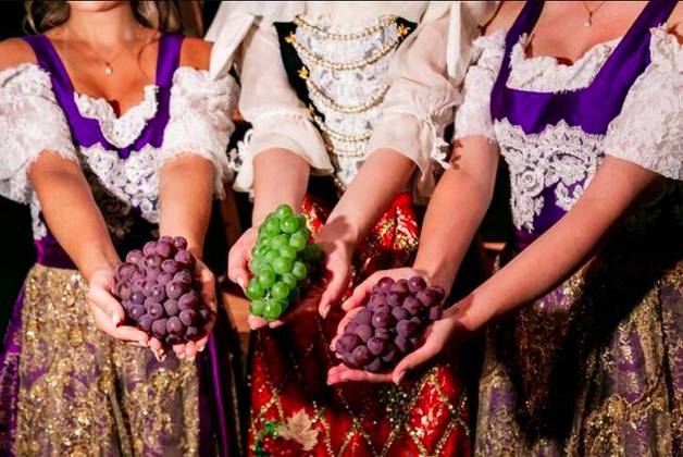 Em cada edição, a Festa da Uva atrai até um milhão de visitantes, que podem conferir uma variedade de atrações, incluindo exposição e degustação de uvas e vinhos; feira agroindustrial, shows e apresentações culturais.