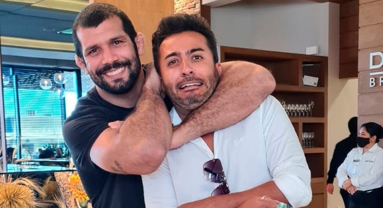 Em Cancún, Rodolfo Vieira, do UFC, dá “mata-leão carinhoso” em Karibe Tar