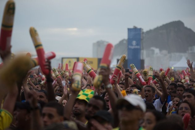 Em Copacabana, um mar de gente ergueu o braço junto com o árbitro: o Brasil está classificado para as quartas de final da Copa do Mundo!