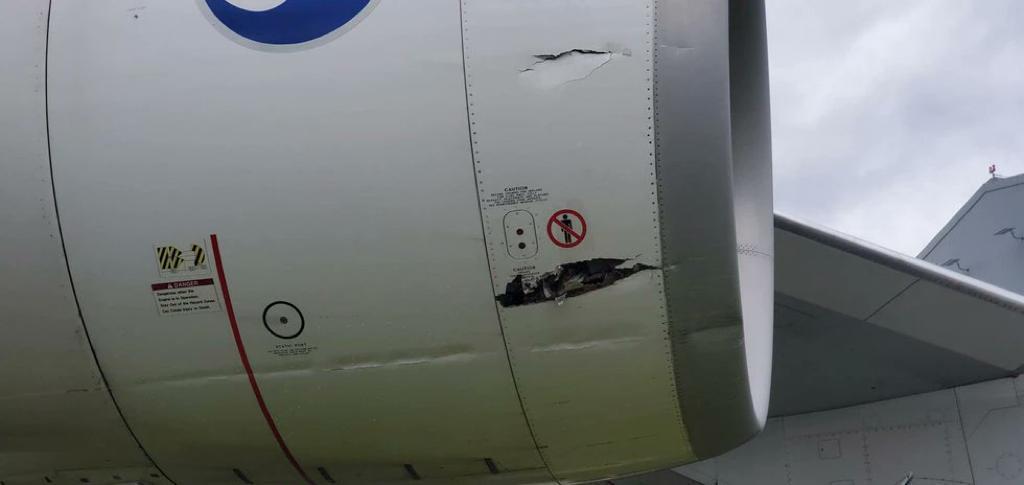 Em detalhe, dano em um dos motores do Boeing 747, da Korean Air Cargo