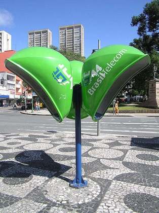 Em dez anos, 800 mil telefones públicos foram desligados em todo o Brasil por falta de uso.