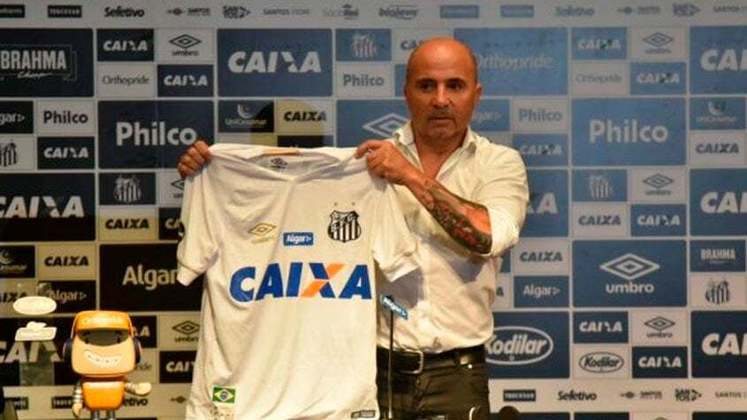 Em dezembro de 2018, Jorge Sampaoli começou sua primeira passagem pelo futebol brasileiro quando foi anunciado como treinador do Santos.