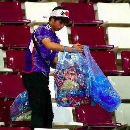 Em eventos esportivos recentes, como na Copa do Mundo e nas Olimpíadas, eram comuns as cenas de japoneses limpando as arquibancadas depois do fim dos eventos.