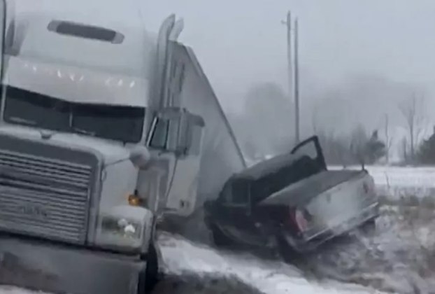 Em fevereiro (2022), uma forte tempestade de inverno provocou o engavetamento de mais de 100 carros na rodovia  interestadual 39 - que liga Illinois a Wisconsin - nos Estados Unidos.