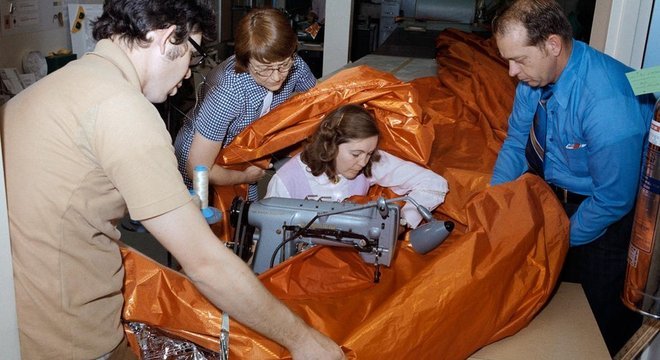 Uma imagem de Aylene Baker costurando um escudo térmico de reposição, parte do esforço para garantir o sucesso da estação espacial Skylab