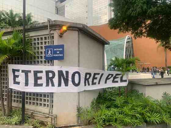 Em frente ao Hospital Albert Einstein, em São Paulo, onde Pelé estava internado, uma faixa em homenagem ao Rei foi estendida. 