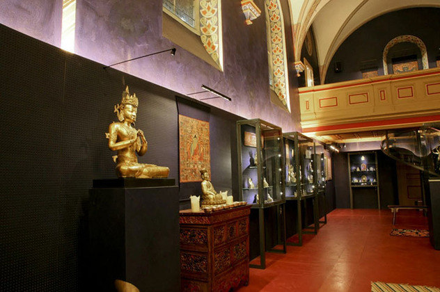 Em Gruyères há um outro museu, mas com a temática do Budismo, mais especificamente o tibetano. No local há mais de 300 obras de arte, entre esculturas, pinturas e objetos de ritual vindos do Tibete, Nepal, Kashmir, norte da Índia e Myanmar