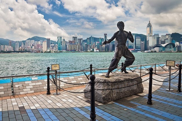  Em Hong Kong, uma estátua instalada na Avenida das Estrelas em 2009, mantém viva a memória do astro que projetou o lugar para o mundo.