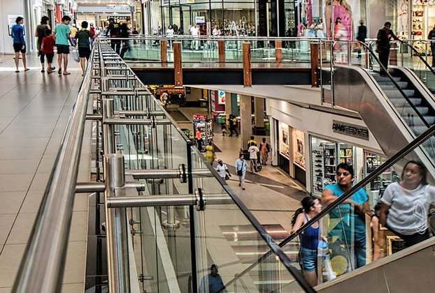 Em inglês, o local para fazer compras é chamado de “mall”.