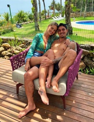 Em janeiro deste ano (2022), o surfista Gabriel Medina e a atriz/modelo Yasmin Brunet anunciaram o fim do casamento deles, que durou pouco mais de um ano. O rompimento pegou alguns de surpresa, mas já havia indícios de que iria acontecer, como falta de interação entre eles nas redes sociais. 