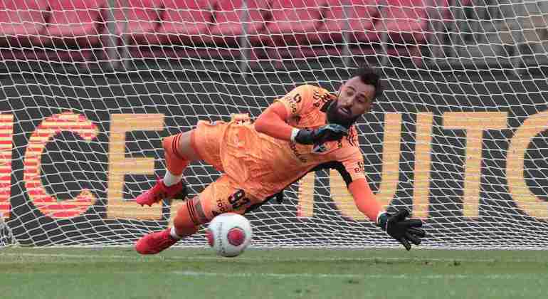 Goleiro Jandrei defendeu um pênalti em seu jogo de estreia no São Paulo, com transmissão da Record