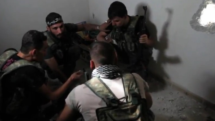 Em julho de 2011, desertores do Exército declararam a formação do Exército Sírio Livre e criaram unidades de combate. A oposição é dominada por muçulmanos sunitas e os principais representantes do governo são alauítas.