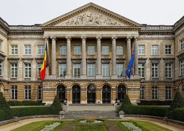 Em maio, a Bélgica é o primeiro a determinar uma quarentena. O Parlamento decidiu que as pessoas com a doença devem ficar isoladas por 21 dias. 