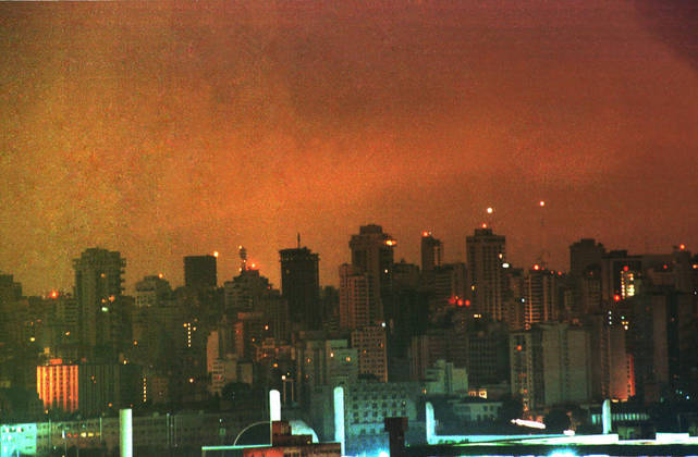 Em março de 1999, durante o segundo governo de Fernando Henrique Cardoso, o Brasil sofreu uma queda de energia em escala nacional. Dez Estados e o Distrito Federal foram afetados