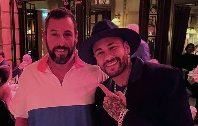  Em março deste ano, Neymar tietou o ator Adam Sandler, este mais conhecido pelas comédias. O americano estava na França para um evento de moda.