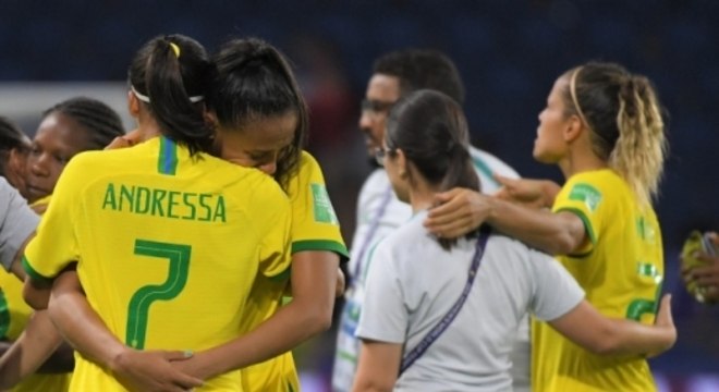 Em meio à tristeza na eliminação, o futebol brasileiro volta-se para uma realidade de limitações de estrutura