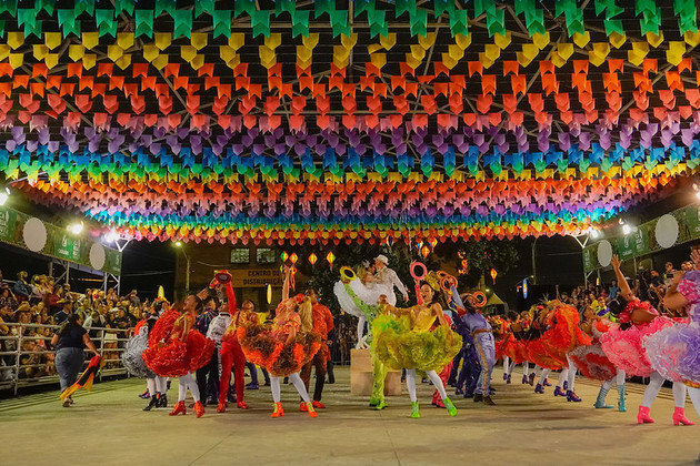 Em mês de festas juninas, os arraiás atraem multidões por todo o país. Os ambientes são decorados com as tradicionais bandeirinhas e os forrozeiros capricham no figurino. 
