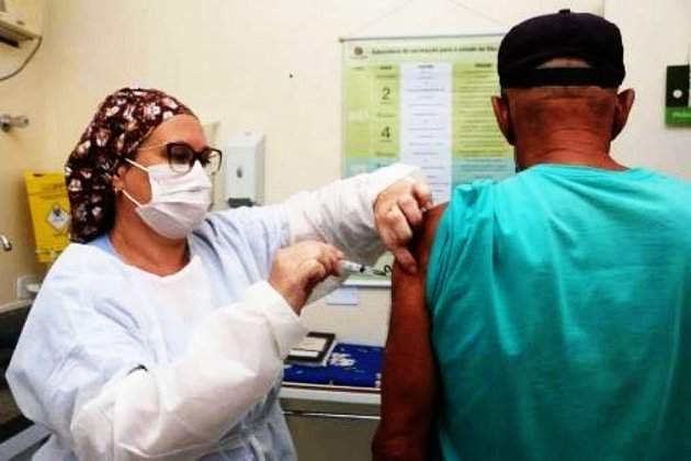 Em muitos lugares no Brasil e no mundo, já está sendo dada a quarta da vacina contra a Covid-19. No entanto, por aqui está sendo aplicada só em algumas cidades e para pessoas com problemas graves de imunidade. 
