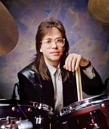 Em nono lugar, com um milhão de dólares a mais (R$ 134 milhões), está o americano Jeff Porcaro, que ficou eternizado como baterista da banda Toto. Ele faleceu em 1992, aos 38 anos, por conta de uma parada cardíaca. 