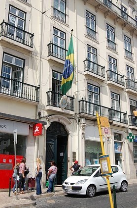 Em nota enviada, o Consulado-Geral do Brasil em Lisboa enfatizou a necessidade dos agendamentos para quem quer renovar o passaporte e disse que o ator 