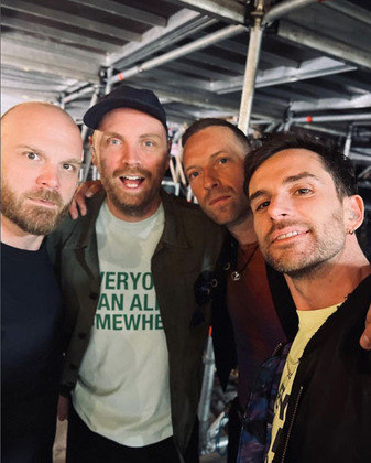  Em nota oficial, o grupo afirmou que Martin tem uma infecção pulmonar e, claro, lamentou a situação. O Coldplay informou ainda que os shows serão remarcados para, pelo menos, o início de 2023. A banda também comentou que irá reembolsar quem quiser. 
