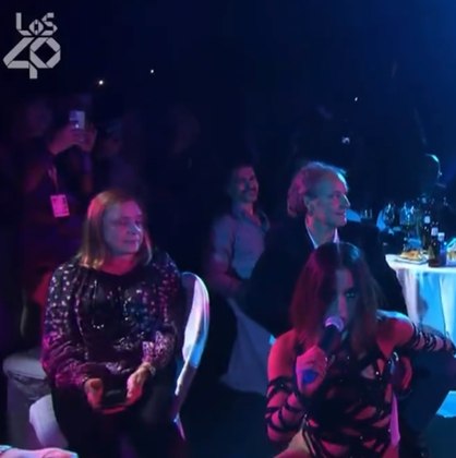 Em novembro, uma imagem viralizou nas redes sociais durante a apresentação de Anitta no Los40Music Award, na Espanha. Ela chegou perto de uma mulher rebolando e a mulher afastou a cadeira, rejeitando a aproximação da cantora. 