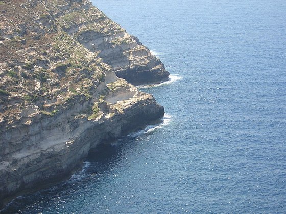 Em outra operação, 34 pessoas foram resgatadas de helicóptero em um penhasco de Lampedusa.