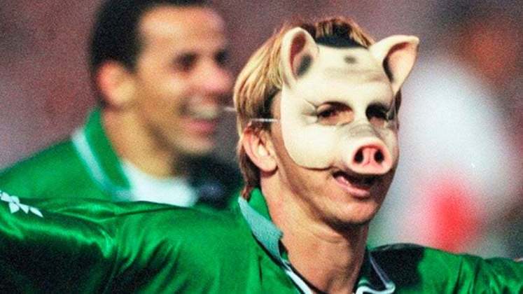 Em outro clássico, desta vez quando defendia o Palmeiras, Paulo Nunes colocou uma máscara de um porco, mascote do Verdão, e foi comemorar na direção da torcida adversária.