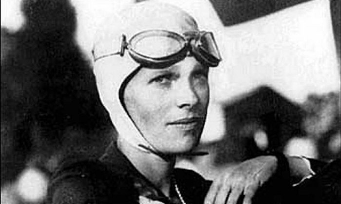 Em outubro de 1922, Amelia bateu recorde mundial para aviadoras, alcançando 4.200 metros de altitude. Em 1932, fez uma viagem transatlântica, dos EUA até a Irlanda do Norte, um feito histórico. E realizou outras proezas. Mas, ao tentar viajar ao redor do mundo, ela desapareceu.