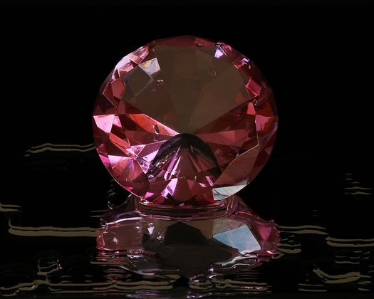 Em outubro de 2022, um diamante rosa (cor muito valorizada)  de 11 quilates foi vendido por R$ 49,9 milhões (então, R$ 259,5 milhões), o preço mais alto por quilate da história. Imagem ilustrativa.