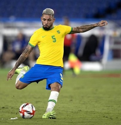 Em outubro do ano passado, Neto criticou a convocação do volante Douglas Luiz para a Seleção Brasileira. Ele afirmou que o jogador do Aston Villa (ING) atua em um clube pequeno e que não merecia ser convocado. O volante respondeu através das redes sociais, o chamando de palhaço. 