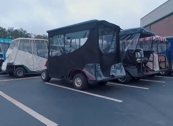 Em Peachtree City, na Geórgia, já são tantos carrinhos de golfe circulando nas ruas que a prefeitura da cidade liberou o uso desses veículos sem necessidade de habilitação.