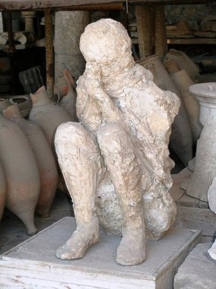 Em Pompeia, restos mortais petrificados se misturam no cenário onde estão preservadas as ruínas de prédios, termas, teatros, aquedutos e outras instalações. 