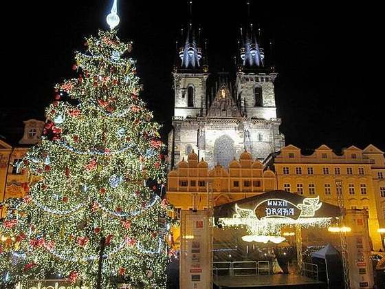 Em Praga, na República Tcheca, as celebrações natalinas são envoltas em tradições locais e festividades bem familiares. Crianças bem comportadas ganham doces e frutas nosfestejos de São Nicolau.