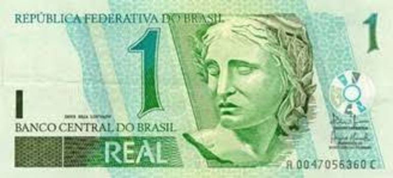 Em primeiro de julho, o real começou a circular no país, com a missão de combater a inflação no país. Além das notas de 1, 5, 10, 50 e 100 reais, os centavos voltaram a ganhar espaço. 