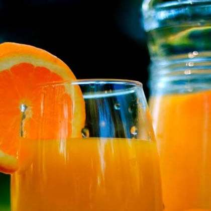 Em quarto lugar está o suco de laranja. Além de ser um dos mais hidratantes, a bebida é rica em vitamina C, antioxidante e rejuvenescedora.